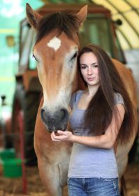 Jule und Pferd.jpg